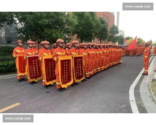 洪水中的生命托举：榕江消防员用身躯筑起 “避风港”